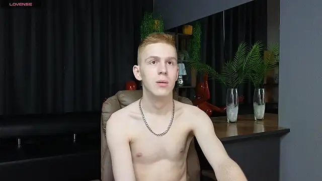Snapshot of Tommy_CrashXXX chatting on May 12, 12:46 pm Tommy CrashXXX online show from May 12, 12:46 pm
