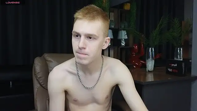 Snapshot of Tommy_CrashXXX chatting on May 20, 3:40 pm Tommy CrashXXX online show from May 20, 3:40 pm