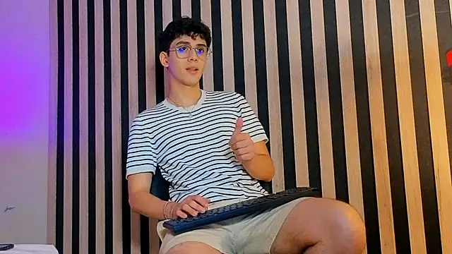 Snapshot of MikeVoss_ chatting on May 20, 7:20 pm MikeVoss online show from May 20, 7:20 pm