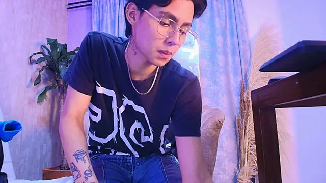 Snapshot of tian_sex chatting on June 1, 4:14 am tian sex online show from June 1, 4:14 am