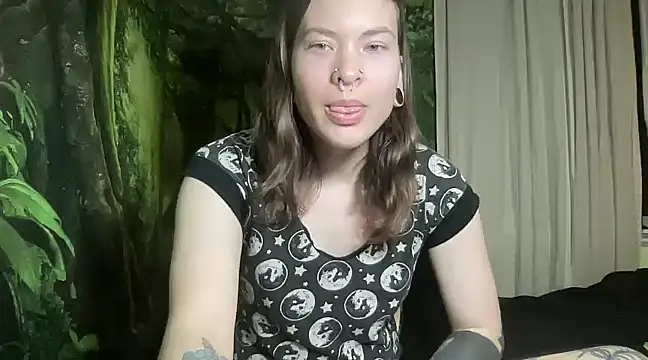 Snapshot of mo0ngoddess chatting on February 12, 2:45 am mo0ngoddess online show from February 12, 2:45 am