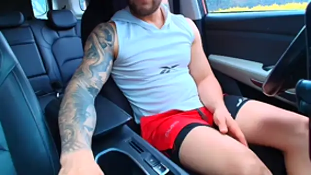 Snapshot of Oliver_browm chatting on June 6, 1:38 pm Oliver browm online show from June 6, 1:38 pm