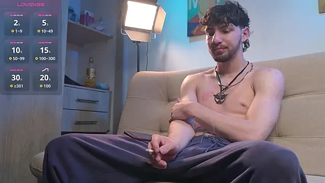 Snapshot of Noah_Oliveira_ chatting on June 3, 8:47 pm Noah Oliveira online show from June 3, 8:47 pm