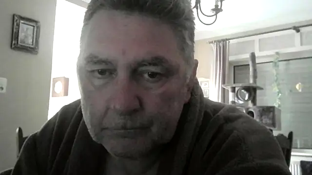 Snapshot of edje59a chatting on April 9, 6:52 am edje59a online show from April 9, 6:52 am