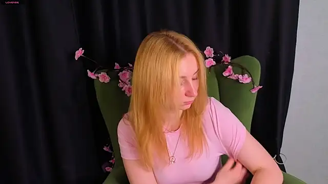 Snapshot of RosalieHandley chatting on June 11, 12:03 pm RosalieHandley online show from June 11, 12:03 pm