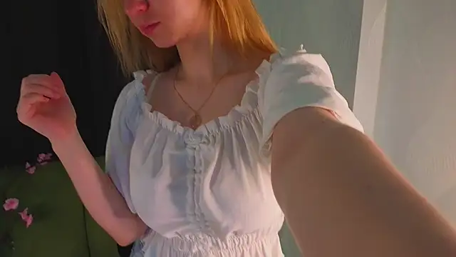 Snapshot of RosalieHandley chatting on June 15, 7:10 am RosalieHandley online show from June 15, 7:10 am