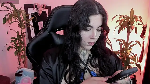 MissCharlottte 18 online show from June 25, 3:17 am