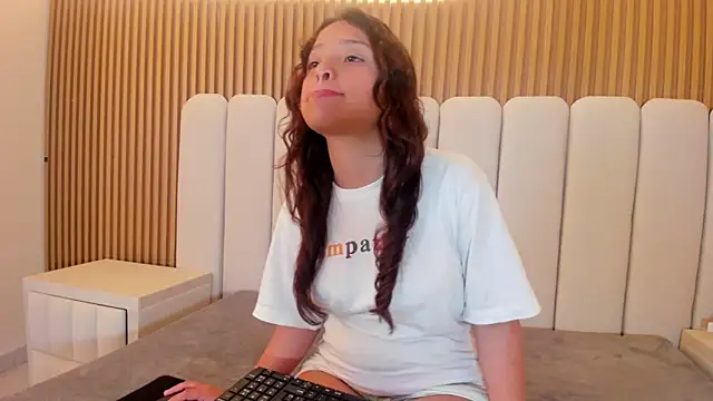 Snapshot of CharlotAura chatting on May 14, 12:45 pm CharlotAura online show from May 14, 12:45 pm