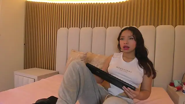 Snapshot of CharlotAura chatting on June 1, 1:57 pm CharlotAura online show from June 1, 1:57 pm