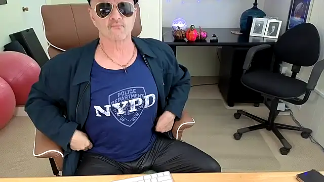 Snapshot of hotdadbod chatting on October 31, 8:43 pm hotdadbod online show from October 31, 8:43 pm