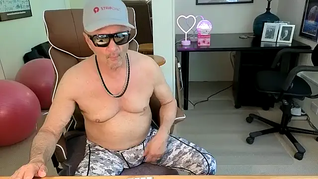 Snapshot of hotdadbod chatting on June 7, 8:45 pm hotdadbod online show from June 7, 8:45 pm