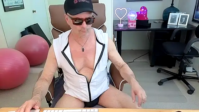 Snapshot of hotdadbod chatting on June 12, 9:35 pm hotdadbod online show from June 12, 9:35 pm