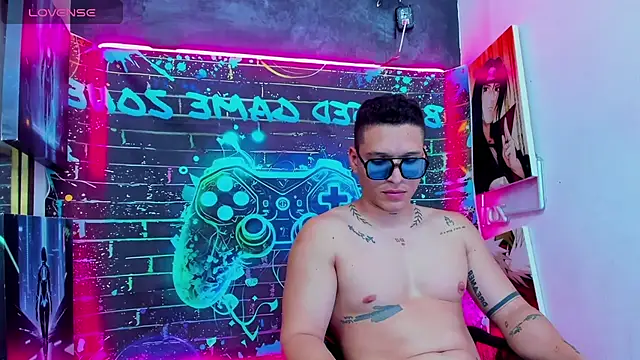 Snapshot of lucassimone_ chatting on June 2, 1:40 am lucassimone online show from June 2, 1:40 am