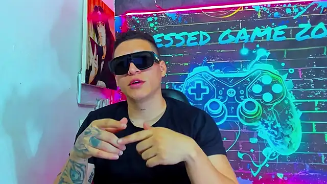 Snapshot of lucassimone_ chatting on June 3, 2:08 pm lucassimone online show from June 3, 2:08 pm