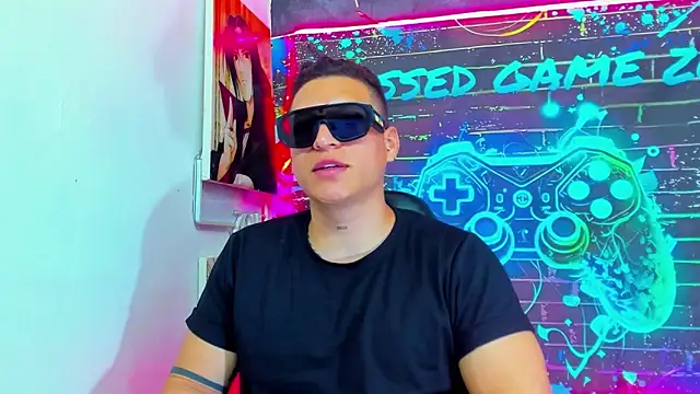 Snapshot of lucassimone_ chatting on June 3, 2:33 pm lucassimone online show from June 3, 2:33 pm