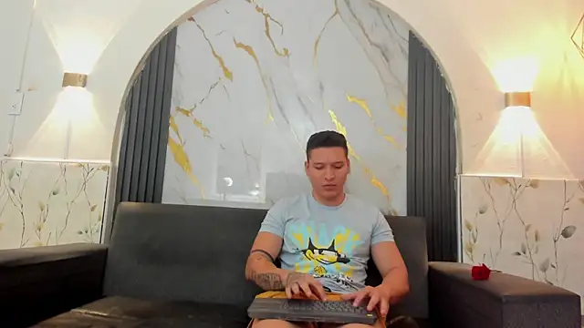 Snapshot of lucassimone_ chatting on June 7, 11:14 am lucassimone online show from June 7, 11:14 am