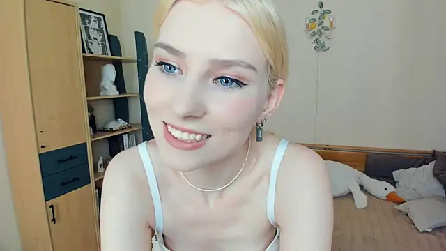 Snapshot of LaynePingitore chatting on June 8, 8:48 am LaynePingitore online show from June 8, 8:48 am