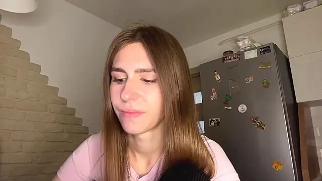 Snapshot of ZaraGuyette chatting on June 8, 1:28 am ZaraGuyette online show from June 8, 1:28 am