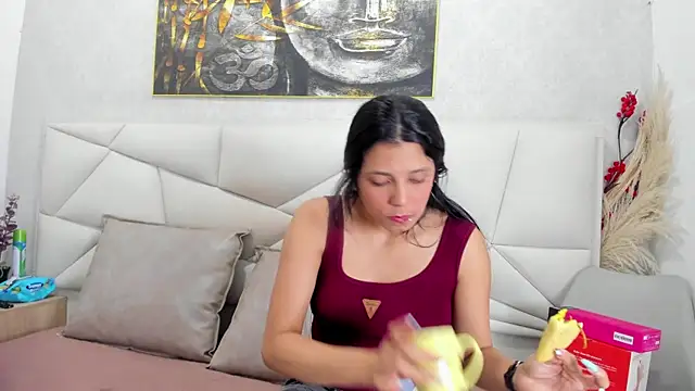 lunaasmithh online show from July 25, 11:30 am