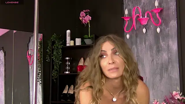 Snapshot of AnneGoddesss chatting on June 4, 5:30 pm AnneGoddesss online show from June 4, 5:30 pm