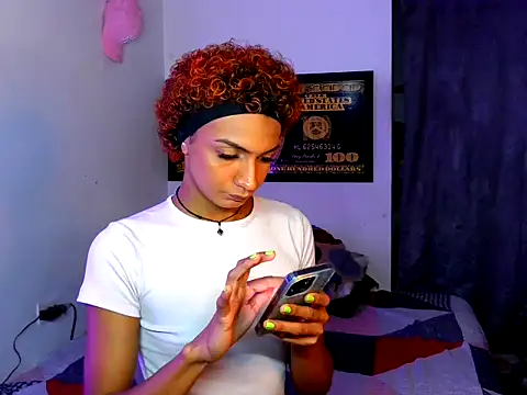 Snapshot of Alexxasexy chatting on June 13, 6:39 pm Alexxasexy online show from June 13, 6:39 pm