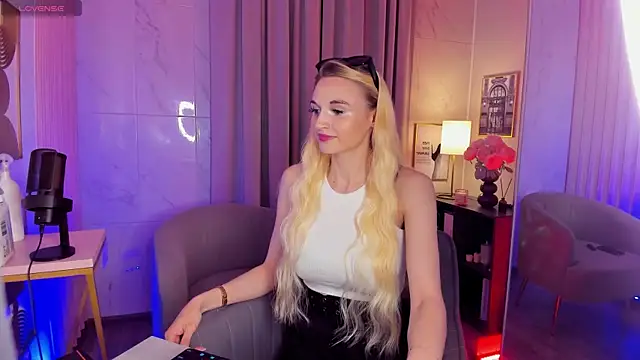Snapshot of Mila__Lux chatting on May 25, 8:26 pm Mila Lux online show from May 25, 8:26 pm