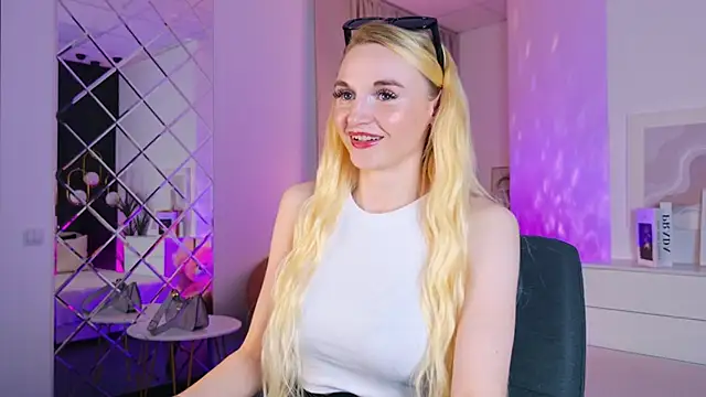 Snapshot of Mila__Lux chatting on May 29, 8:29 pm Mila Lux online show from May 29, 8:29 pm