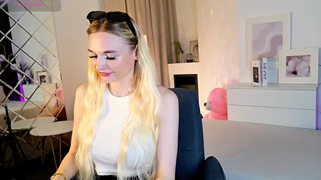 Snapshot of Mila__Lux chatting on June 2, 9:06 pm Mila Lux online show from June 2, 9:06 pm