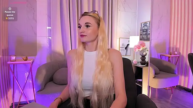 Snapshot of Mila__Lux chatting on June 14, 1:46 pm Mila Lux online show from June 14, 1:46 pm