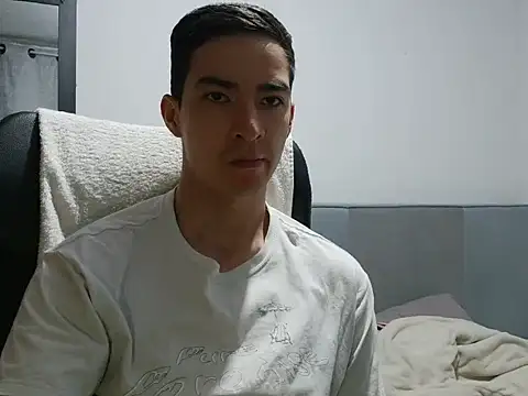 Snapshot of Dan_Hottie chatting on June 4, 7:53 pm Dan Hottie online show from June 4, 7:53 pm
