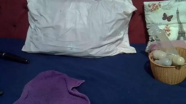Snapshot of Queenleahx chatting on June 10, 6:23 am Queenleahx online show from June 10, 6:23 am