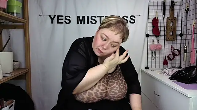 Snapshot of mistress_molly chatting on May 16, 5:15 am mistress molly online show from May 16, 5:15 am