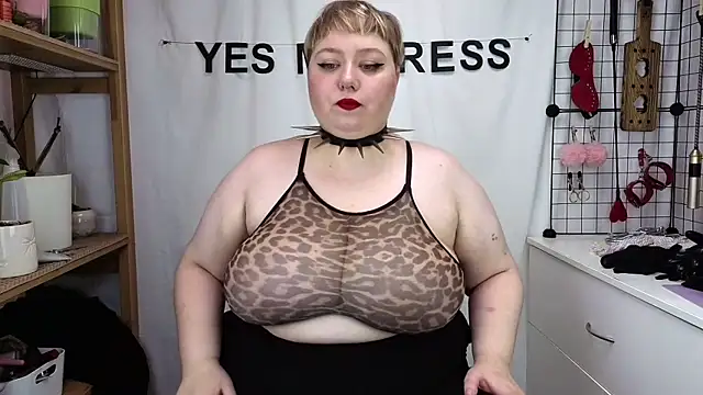 Snapshot of mistress_molly chatting on May 16, 10:36 am mistress molly online show from May 16, 10:36 am