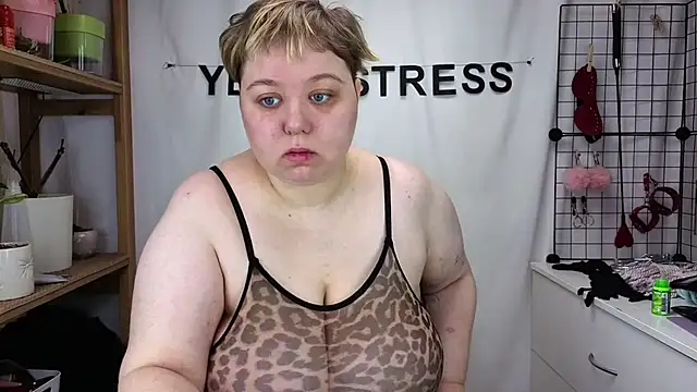 Snapshot of mistress_molly chatting on May 17, 5:05 am mistress molly online show from May 17, 5:05 am