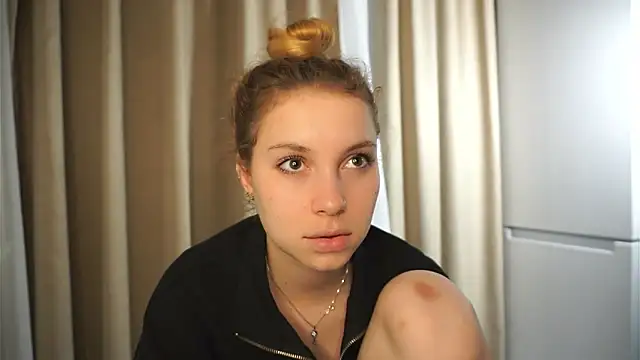 Sairallyn online show from June 17, 9:49 pm