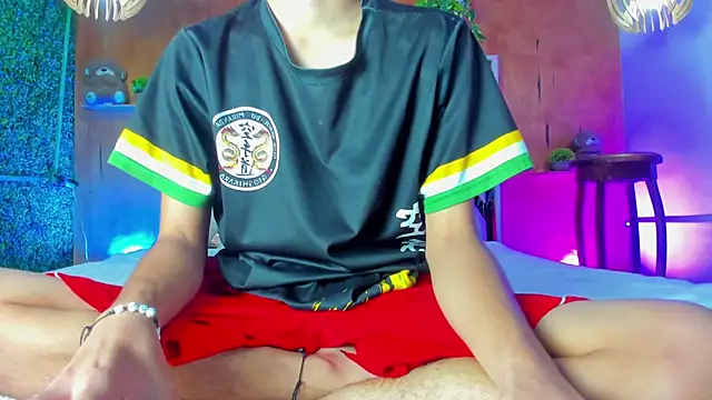 Snapshot of leonix_love chatting on June 5, 8:53 am leonix love online show from June 5, 8:53 am