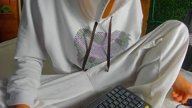 Snapshot of leonix_love chatting on June 12, 8:57 am leonix love online show from June 12, 8:57 am