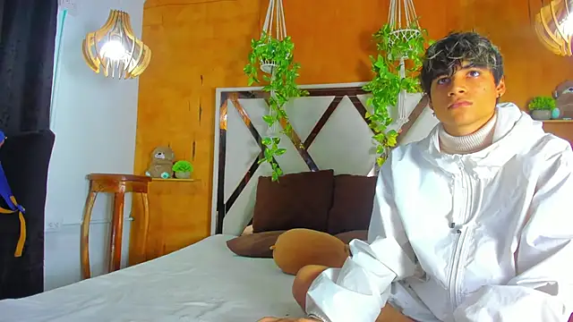 Snapshot of leonix_love chatting on June 13, 9:40 am leonix love online show from June 13, 9:40 am