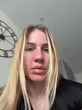 Snapshot of AnnaMist_ chatting on May 25, 4:18 am AnnaMist online show from May 25, 4:18 am