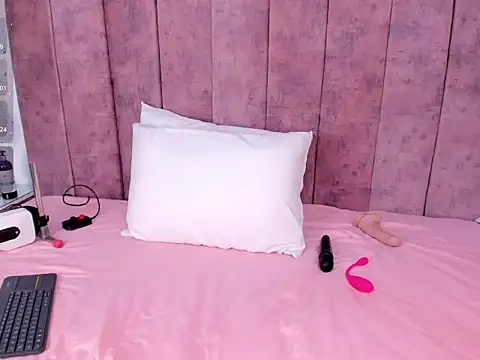 Snapshot of Lissaa_Brown chatting on May 14, 7:20 pm Lissaa Brown online show from May 14, 7:20 pm
