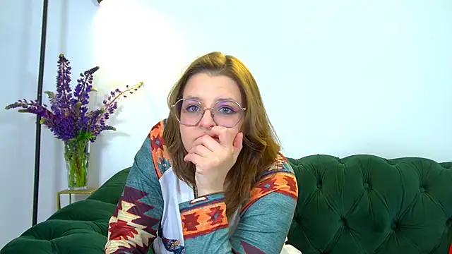 Snapshot of AlexaAvery chatting on May 30, 6:21 am AlexaAvery online show from May 30, 6:21 am