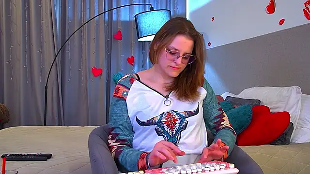 Snapshot of AlexaAvery chatting on June 2, 6:15 am AlexaAvery online show from June 2, 6:15 am