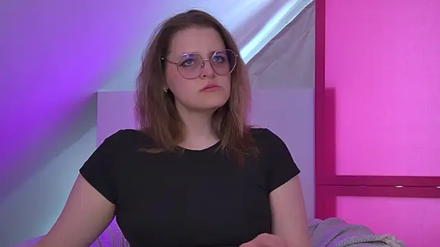 Snapshot of AlexaAvery chatting on June 3, 2:33 pm AlexaAvery online show from June 3, 2:33 pm