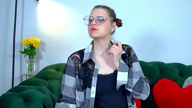 Snapshot of AlexaAvery chatting on June 6, 6:40 am AlexaAvery online show from June 6, 6:40 am