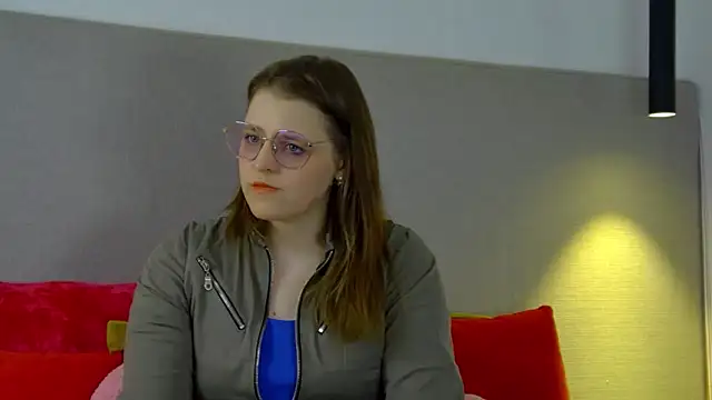 Snapshot of AlexaAvery chatting on June 7, 6:50 am AlexaAvery online show from June 7, 6:50 am