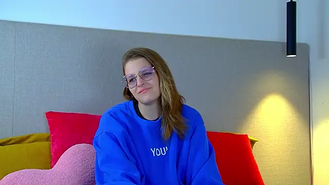 Snapshot of AlexaAvery chatting on June 14, 6:04 am AlexaAvery online show from June 14, 6:04 am