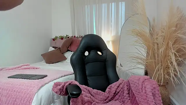 Snapshot of Charlotte_pleasure chatting on June 11, 10:46 am Charlotte pleasure online show from June 11, 10:46 am