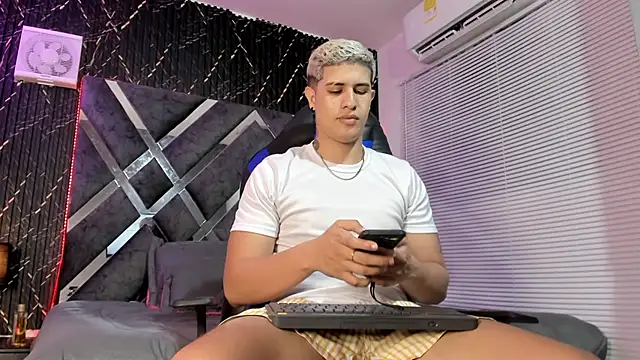 Snapshot of dominic_connor chatting on June 1, 3:19 am dominic connor online show from June 1, 3:19 am