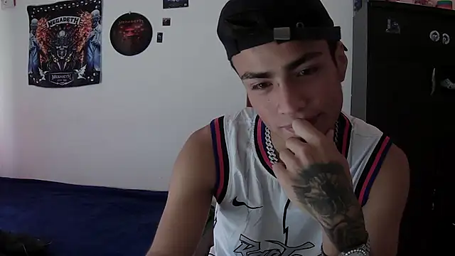 Snapshot of Fenix_hardcock chatting on May 15, 1:40 pm Fenix hardcock online show from May 15, 1:40 pm