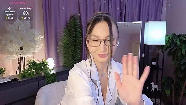 AriaCatrool online show from June 7, 11:25 am